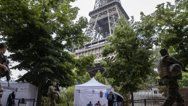 Punto de vacunación junto a la Torre Eiffel.