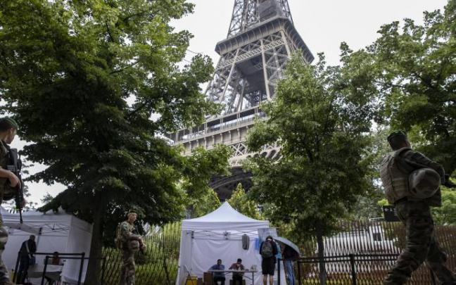 Punto de vacunación junto a la Torre Eiffel.