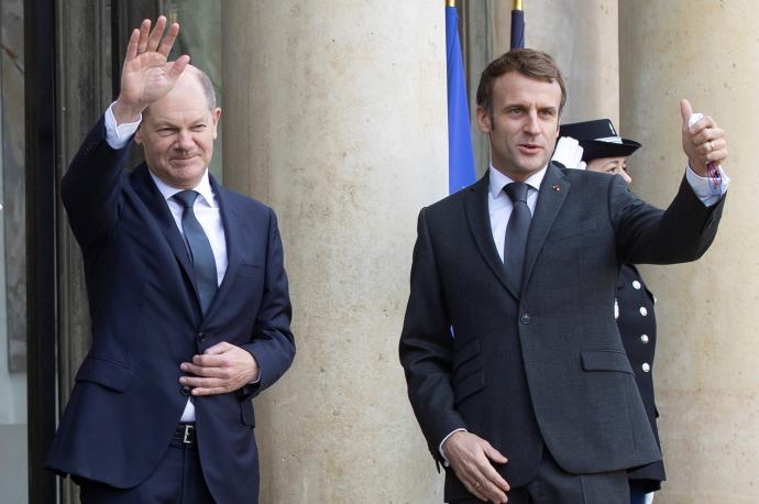Scholz y Macron saludan en el Elíseo antes de la reunión.