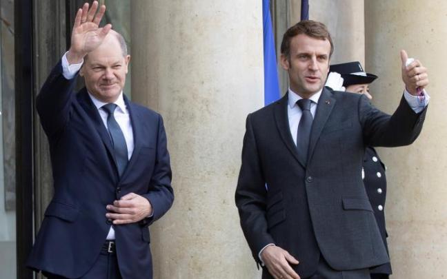 Scholz y Macron saludan en el Elíseo antes de la reunión. Scholz y Macron saludan en el Elíseo antes de la reunión.