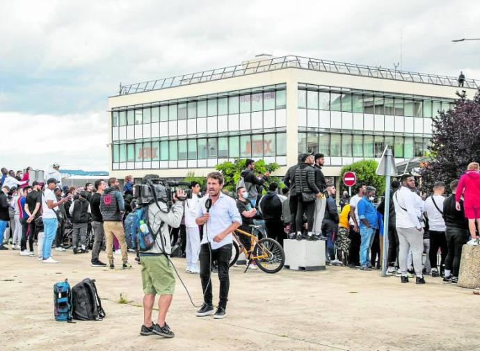 Periodistas y aficionados del PSG, junto al aeropuerto de Le Bourget, donde se espera que se produzca la llegada de Messi. Foto: Efe