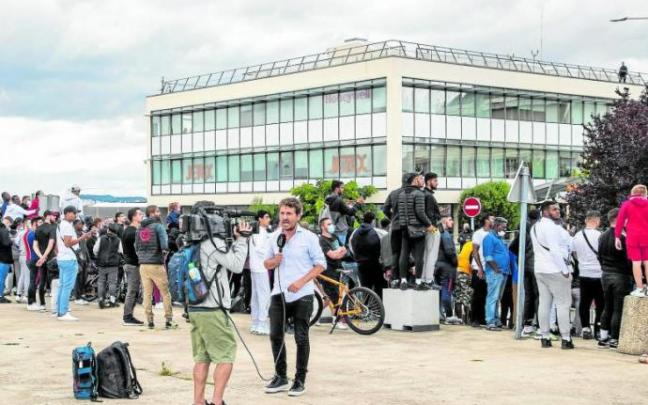 Periodistas y aficionados del PSG, junto al aeropuerto de Le Bourget, donde se espera que se produzca la llegada de Messi. Foto: Efe Periodistas y aficionados del PSG, junto al aeropuerto de Le Bourget, donde se espera que se produzca la llegada de Messi. Foto: Efe