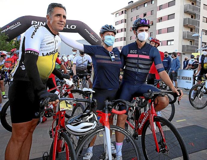 Miguel Induráin, con su mujer, Marisa López de Goicoechea, y su hijo Miguel, ayer en Villava en la salida de La Induráin.