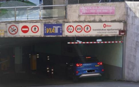 Un vehículo accede a uno de los aparcamientos municipales de Bilbao que dispone de parcelas para residentes.