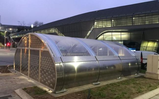 Nuevo estacionamiento cubierto para bicicletas, junto a la estación del Topo en Loiola.