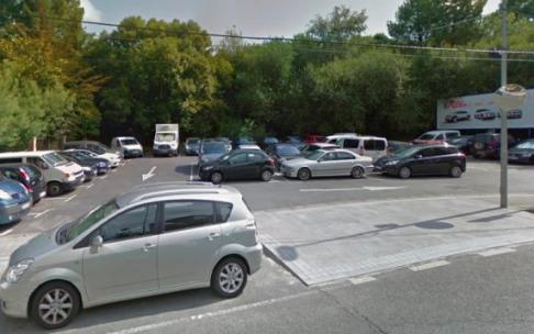 La idea era crear una segunda planta elevada sobre el parking actual.