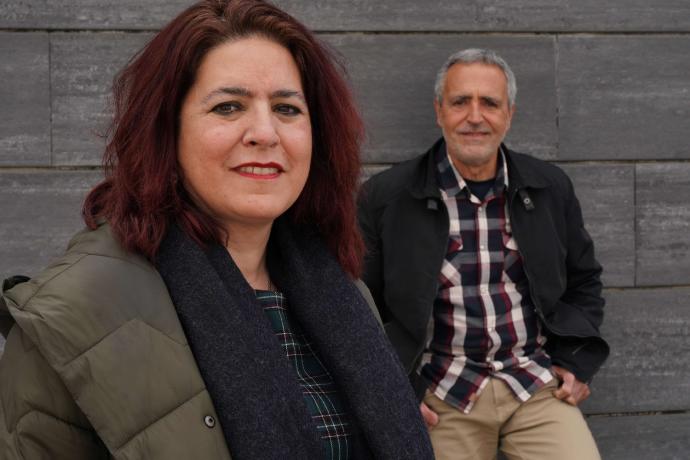 Ana Pino y Jesús María Cid, afectados de párkinson, posan en el exterior del Centro Social San Roque, en Portugalete, donde se suelen reunir y hacer.