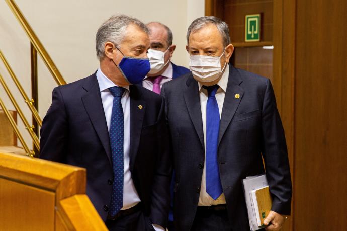 Iñigo Urkullu, junto a Pedro Azpiazu, este jueves en el Parlamento vasco.