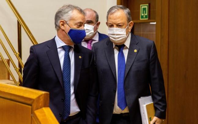 Iñigo Urkullu, junto a Pedro Azpiazu, este jueves en el Parlamento vasco. Iñigo Urkullu, junto a Pedro Azpiazu, este jueves en el Parlamento vasco.