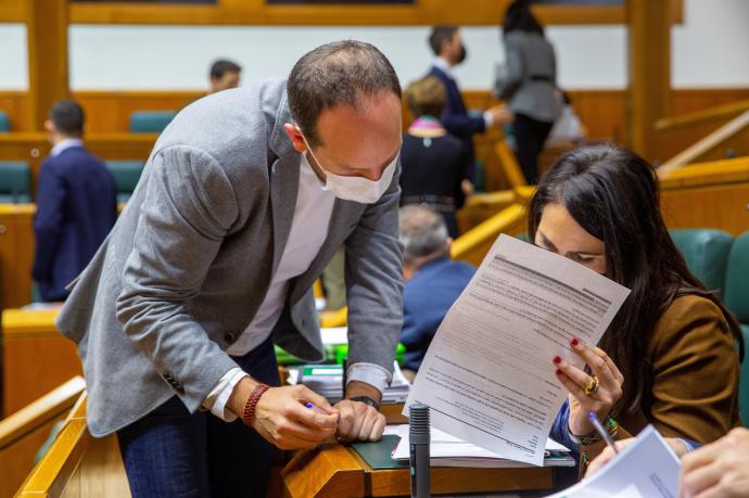 La parlamentaria del PNV Leixuri Arrizabalaga y el representante de Elkarrekin Podemos IU Iñigo Martínez.