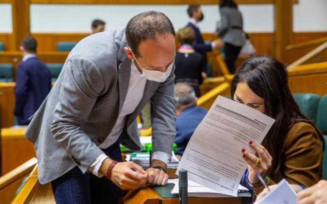 La parlamentaria del PNV Leixuri Arrizabalaga y el representante de Elkarrekin Podemos IU Iñigo Martínez.