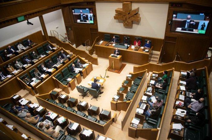 El pleno del Parlamento Vasco ha respaldado la ley con el voto a favor de todos los grupos parlamentarios menos Vox.