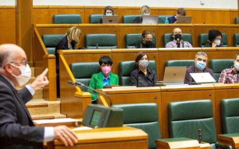 La bancada de EH Bildu escucha al portavoz parlamentario de PP+C's, Carmelo Barrio, durante el pleno de ayer jueves. La bancada de EH Bildu escucha al portavoz parlamentario de PP+C's, Carmelo Barrio, durante el pleno de ayer jueves.
