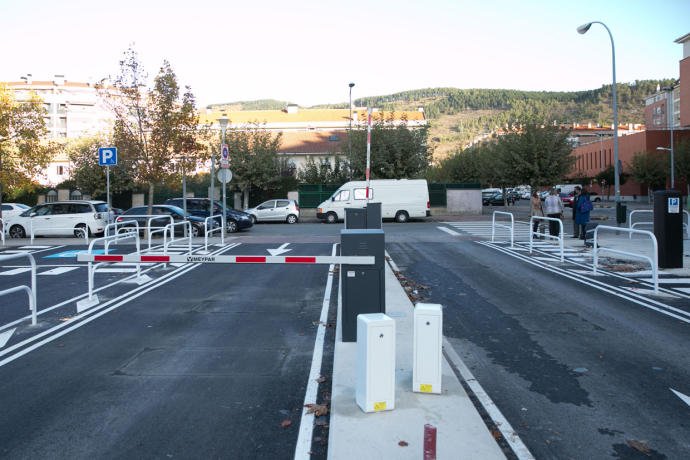 Barreras de entrada y salida al parking del colegio Ilundáin en la Rochapea.
