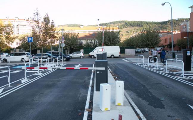 Barreras de entrada y salida al parking del colegio Ilundáin en la Rochapea.