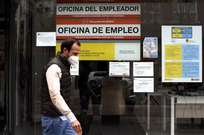 Una persona pasa al lado de una Oficina de Empleo en Madrid .