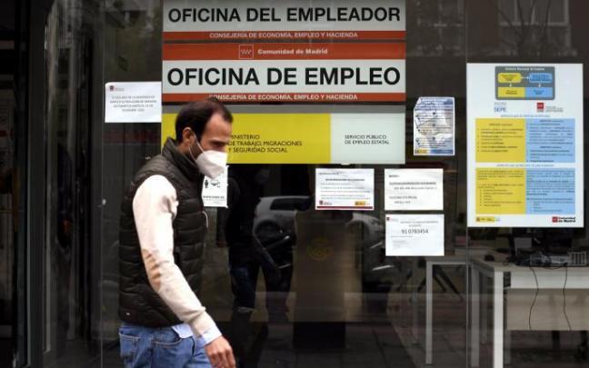 Una persona pasa al lado de una Oficina de Empleo en Madrid . Una persona pasa al lado de una Oficina de Empleo en Madrid .