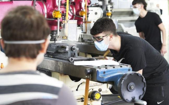 El desempleo entre los jóvenes supera en siete puntos la tasa de la población general. El desempleo entre los jóvenes supera en siete puntos la tasa de la población general.