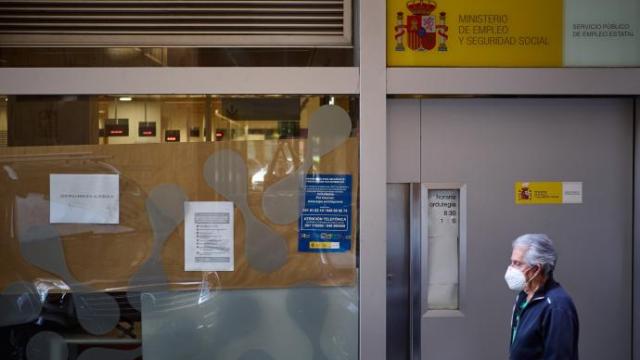 Un hombre pasa frente a una oficina de empleo