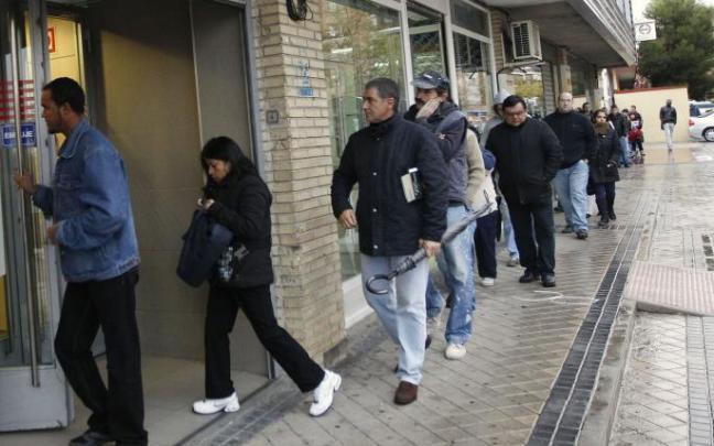 El paro sube en 70.900 personas y se destruyen 100.200 empleos en el Estado