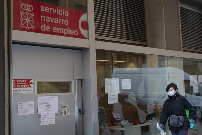 Una mujer pasa junto a la oficina del Servicio Navarro de Empleo.