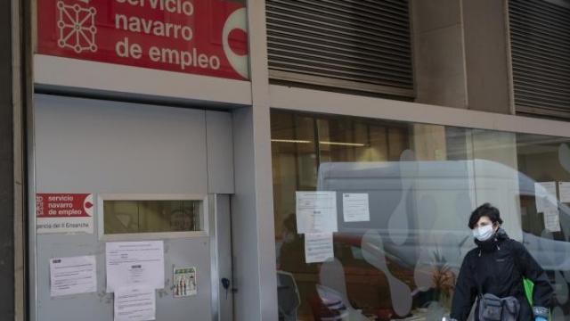 Una mujer pasa junto a la oficina del Servicio Navarro de Empleo.