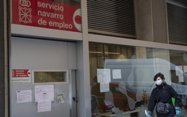 Una mujer pasa junto a la oficina del Servicio Navarro de Empleo.