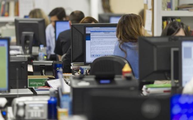 Trabajadores en una oficina.
