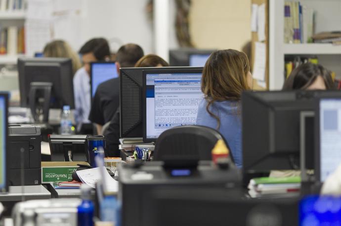 Trabajadores en una oficina.