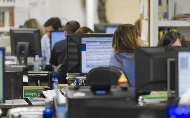 Trabajadores en una oficina.