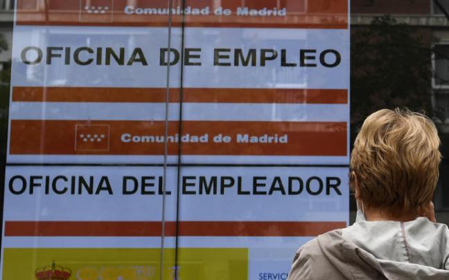 Las mujeres conforman un grupo especialmente afectado por el paro de larga duración.