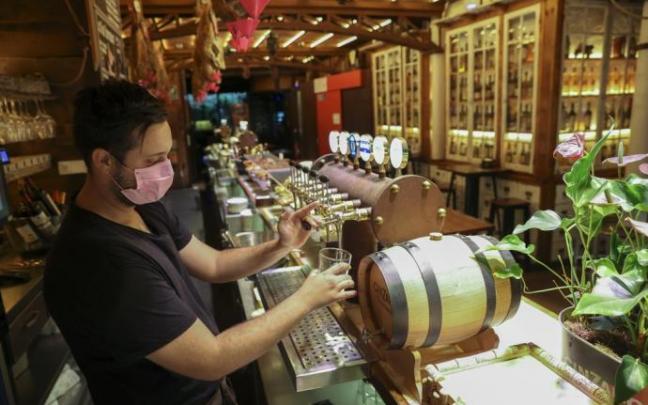Un camarero sirviendo una cerveza en un bar de Pamplona.