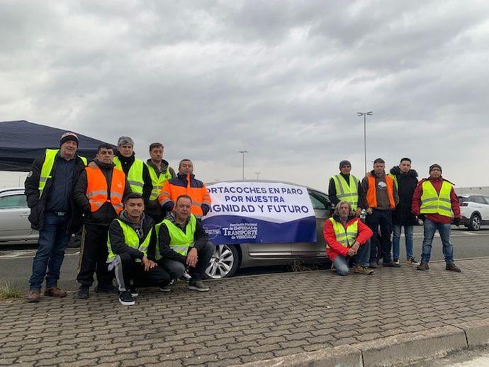 Los transportistas de portavehículos, en los exteriores de VW Navarra.