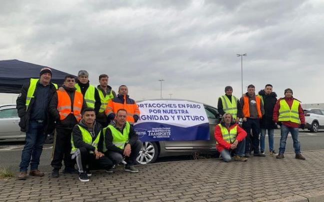 Los transportistas de portavehículos, en los exteriores de VW Navarra.