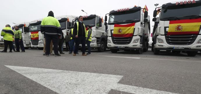 Concentración de camiones, ayer lunes, en Madrid.