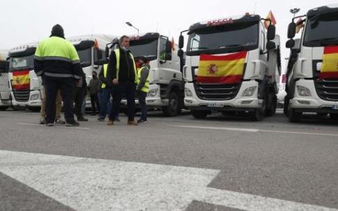 Concentración de camiones, ayer lunes, en Madrid. Concentración de camiones, ayer lunes, en Madrid.