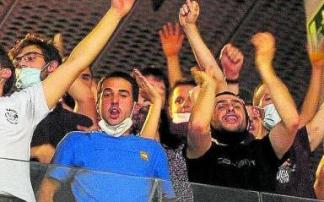 Aficionados sin mascarilla celebran un tanto en el Bizkaia.