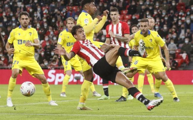 Dani García intenta un golpeo complicado en una acción en el área del Cádiz.