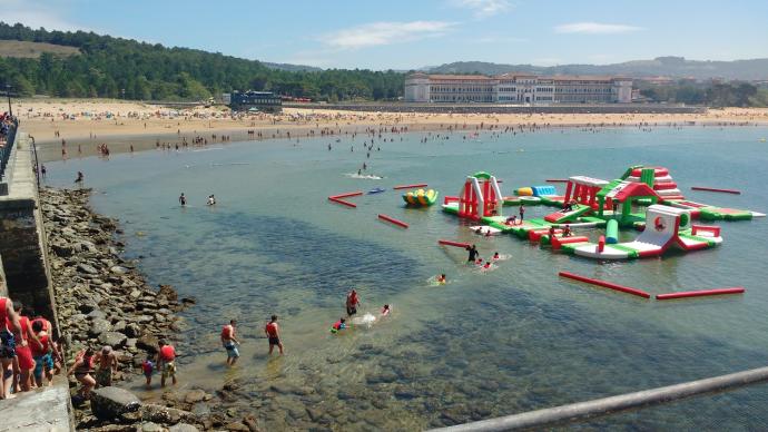 El parque acuático flotante de Gorliz se coloca en el espigón de Astondo.