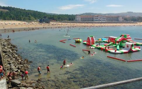 El parque acuático flotante de Gorliz se coloca en el espigón de Astondo. El parque acuático flotante de Gorliz se coloca en el espigón de Astondo.