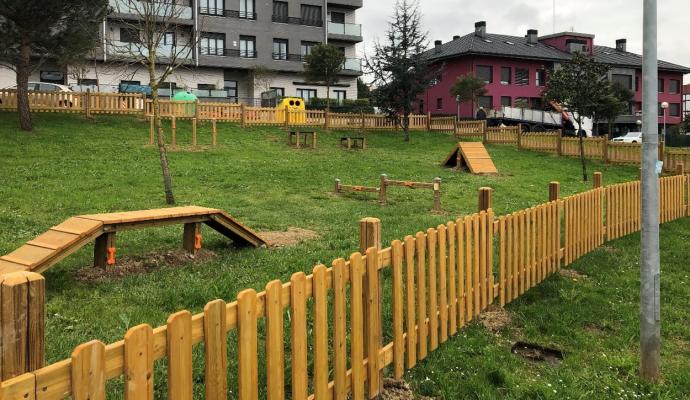 El parque canino está vallado y tiene elementos de adiestramiento.