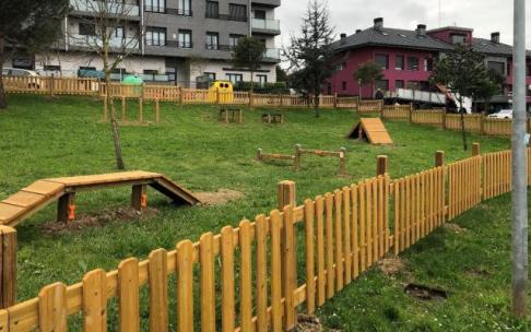 El parque canino está vallado y tiene elementos de adiestramiento.