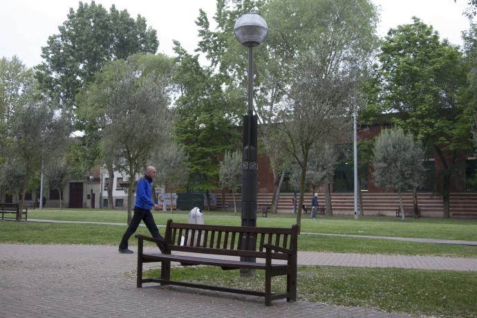 Un hombre pasea por el parque de Judimendi ajeno a esta información.