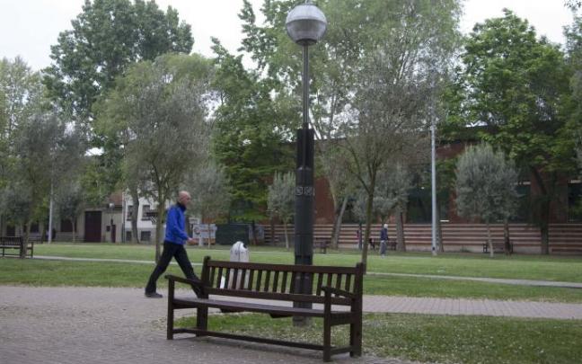Un hombre pasea por el parque de Judimendi ajeno a esta información.