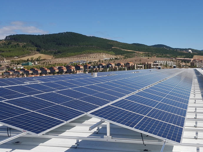 Placas solares ubicadas en la cubierta del almacén automatizado de las instalaciones en Olloki.