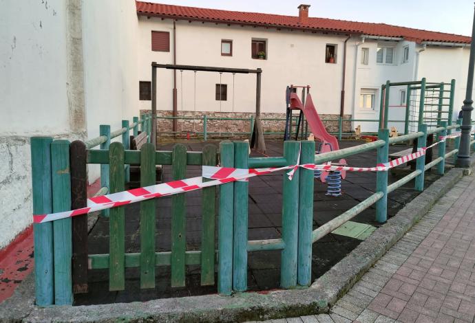 Los propios vecinos de Larreineta han decidido precintar el parque infantil.