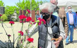 Ofrenda floral en el Parque de la Memoria de Sartaguda.