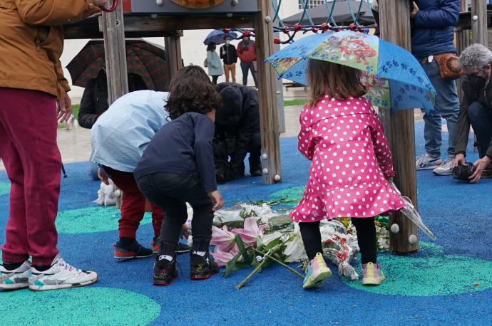Varios niños depositan flores en una concentración en el parque donde fue secuestrado un niño de 9 años.