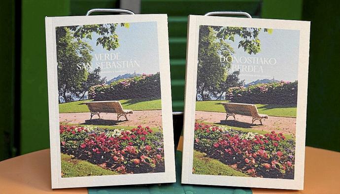 Dos ejemplares de la guía, uno en castellano y otro en euskera en su versión de papel.