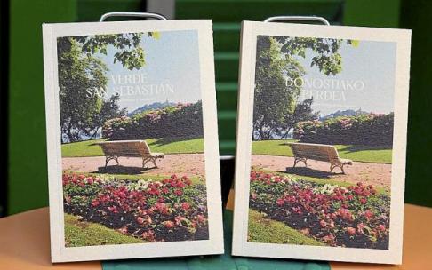 Dos ejemplares de la guía, uno en castellano y otro en euskera en su versión de papel.